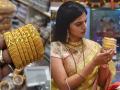 अक्षय्य तृतीया: सोन्याच्या बांगड्यांच्या सुंदर डिझाइन्स, पारंपरिकेतला आधुनिक रुप.. पाहा फोटो - Marathi News | Akshaya Tritiya Shopping: Latest, trendy and traditional gold bangle designs with minimum weight | Latest sakhi Photos at Lokmat.com