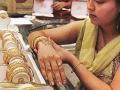 अक्षय्य तृतीया: सोन्याच्या बांगड्यांच्या सुंदर डिझाइन्स, पारंपरिकेतला आधुनिक रुप.. पाहा फोटो - Marathi News | | Latest sakhi Photos at Lokmat.com