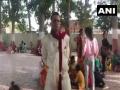 तुफान राडा! लग्नात नवरदेवाच्या शेरवानीवरून वाद पेटला; जोरदार हाणामारी नंतर दगडफेक - Marathi News | wedding ceremony turned into violent clash over groom wearing sherwani stone pelting from both | Latest crime News at Lokmat.com