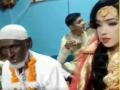 Video - काय सांगता? 60 वर्षांचा नवरा अन् 25 वर्षीय नवरी; लग्नानंतर तरुणीची भन्नाट रिअ‍ॅक्शन  - Marathi News | Video elderly man got married to 25 year old girl how was reaction of the bride | Latest social-viral News at Lokmat.com