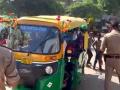 Video - अरे देवा! तीन, चार नव्हे तर रिक्षातून बाहेर पडले तब्बल 27 जण; पोलीसही झाले हैराण - Marathi News | fatehpur 27 people riding on one auto rickshaw in fatehpur video viral in social media | Latest social-viral News at Lokmat.com