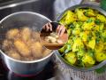 Tips to Reduce Potato Sweetness : बटाटे जास्तच गुळचट आहेत? बटाट्यांचा गोडसरपणा कमी करण्याच्या ५ टिप्स, पदार्थ होतील स्वादिष्ट - Marathi News | Tips to Reduce Potato Sweetness : Here Are Easy Tips To Reduce Sweetness From Potatoes | Latest sakhi News at Lokmat.com