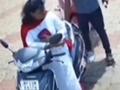 'तिला ब्रेक कुठे आहे ते सांगा,' स्कूटी चालवताना पेट्रोल पंपावरच धाडकन आदळली तरुणी, पाहा व्हिडिओ - Marathi News | Girl Scooty Incident : Girl scooty incident at the petrol pump video viral on internet | Latest sakhi News at Lokmat.com