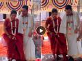 बाई गृहप्रवेश करताय की फुटबॉल खेळताय? माप ओलांडून घरात येणाऱ्या नवरीचा व्हायरल व्हिडिओ.. - Marathi News | Griha pravesh video of a bride: look how fast she kicked the glass full of rice during her grihapravesh  | Latest sakhi News at Lokmat.com