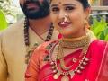 नवरी नटली! पाठकबाईंनी लग्नात घातलेले पारंपरिक मराठमोळे दागिने; देखणे असे की पाहत राहावे.. - Marathi News | Akshaya Devdhar Wedding Look : Akshaya Devdhar and Hardik Joshi wedding pics jewellery design | Latest sakhi Photos at Lokmat.com