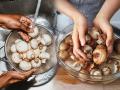 मशरूमवर काळे डाग? मशरूम धुण्याच्या ५ टिप्स, फ्रिजमध्ये टिकतील जास्त दिवस - Marathi News | Black spots on mushrooms? 5 tips for washing mushrooms. | Latest sakhi News at Lokmat.com