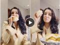 Shraddha Kapoor : Video - कडक! श्रद्धा कपूरने वाढदिवसाच्या दिवशी गरमा गरम 'वडापाव'वर मारला ताव; म्हणाली.... - Marathi News | Video Shraddha Kapoor Meets Fans, Eats Vada Pav With Paps As She Celebrates Her Birthday | Latest filmy News at Lokmat.com