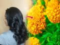 केसांना लावा झेंडूच्या फुलांचा मास्क, चिप्पू चिप्पू केस होतील सुंदर - पाहा कसे लावायचे.. - Marathi News | Benefits of Marigold Hair Mask For Hairs | Latest sakhi News at Lokmat.com