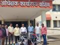वाशिममध्ये दुचाकी, मोबाईल चोरटे पकडले; १.२५ लाखांचा मुद्देमाल जप्त - Marathi News | Bikes, mobiles stolen in Washim; 1.25 lakhs seized | Latest vashim News at Lokmat.com
