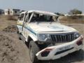 भरधाव पिकअपची पोलिस व्हॅनला धडक; दोन पोलिस कर्मचारी जखमी - Marathi News | Speeding pickup collides with police van; Two police personnel injured | Latest jalana News at Lokmat.com