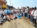 पूल बांधकामासाठी औरादमधील महामार्गावर रास्तारोको आंदोलन - Marathi News | Rastraroko protest on highway in Aurad for bridge construction | Latest latur News at Lokmat.com