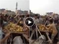 Video - अरेरे! केळी विकायला आलेल्या मुलाची हातगाडी लोकांनी लुटली; 'तो' रडत राहिला पण... - Marathi News | Video Mob in Pakistan steal from a kid selling bananas on his donkey cart | Latest social-viral News at Lokmat.com