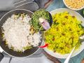 नाश्त्याला पोहे करावे तर कधी कडक-वातड होतात कधी गचगचीत? ५ टिप्स-करा परफेक्ट पोहे - Marathi News | Poha Recipe For Breakfast : Poha making tips how to make perfect poha | Latest sakhi News at Lokmat.com