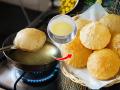 एक पुरी किती तेल पिते, सांगता येईल? पुऱ्या आवडत असतील तरी हे वाचाच.. - Marathi News | Ever wondered how much oil a poori absorbs? | Latest News at Lokmat.com