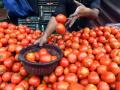 दे दणादण! पाव किलोमध्ये 4 टोमॅटो पाहून महिलेचा चढला पारा; भाजी विक्रेत्याला केली मारहाण - Marathi News | ghaziabad four tomatoes came in 250 grams customer assaulted shopkeeper | Latest national News at Lokmat.com