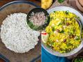 कांदापोहे कधी कडक तर कधी लगदा होतो? १ सोपी पद्धत, करा मऊ-मोकळे पोहे - Marathi News | How to make perfect poha : Easy tips to keep in mind while making Poha | Latest sakhi News at Lokmat.com