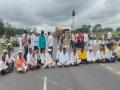 रस्ता दुरुस्तीसाठी तीन गावच्या ग्रामस्थांनी महामार्ग रोखला - Marathi News | Villagers of three villages blocked the highway for road repair | Latest dharashiv News at Lokmat.com