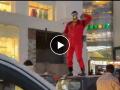 Video - Money Heist स्टाइल मास्क लावलेल्या तरुणाने कारवर चढून उधळल्या नोटा अन्... - Marathi News | video person throws currency notes on jaipur street on lines of netflix web series money heist | Latest national News at Lokmat.com