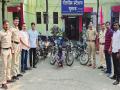 पाेलिसांचा संशय बळावला; दुचाकींसह चाेरटा अडकला ! - Marathi News | Suspicion of the police increased; robber arrested with two-wheelers! | Latest latur News at Lokmat.com