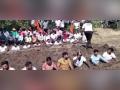 मराठा तरूण संतापले, जमिनीत गाडून घेत आंदाेलन - Marathi News | The Maratha youths were enraged, and buried themselves in the ground | Latest dharashiv News at Lokmat.com