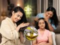 केस गळतात, पांढरे होतात? तुमचीही केसांना तेल लावण्याची पद्धत चुकते का? पाहा तेल कधी, कसे आणि किती वेळा लावावे.. - Marathi News | How To Oil Your Hair The Right Way | Latest sakhi News at Lokmat.com
