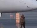 तिचे विमान चुकले म्हणून ती चक्क धावत आली रनवेवर...पहा व्हायरल व्हिडीओ... - Marathi News | Australian woman runs onto tarmac, stops flight from flying without her, Woman runs onto tarmac to catch flight, yells at pilot to stop. Watch | Latest sakhi News at Lokmat.com