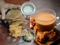 गुळाचा चहा फाटतो, नासल्यासारखा होतो? पाहा गुळाचा चहा करण्याची सोपी-परफेक्ट पद्धत, साखरेपेक्षा गूळच बरा... - Marathi News | How to Make Jaggery Tea? | Latest sakhi News at Lokmat.com