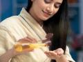 केसांना तेल कोमट करून लावावे की थंडच? पाहा केसांना खोबरेल तेल लावण्याची योग्य पद्धत, केसांना मिळेल नवीन जीवन.. - Marathi News | Benefits of hot coconut oil for hair | Latest sakhi News at Lokmat.com