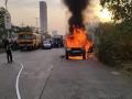 डोंबिवलीत धावत्या जीपने अचानक घेतला पेट, आगीत मोठे नुकसान - Marathi News | A jeep running in Dombivli suddenly caught fire, causing huge damage in the fire | Latest kalyan-dombivli News at Lokmat.com