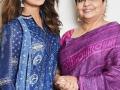 प्रियांका चोप्राच्या सुंदर त्वचेचं सिक्रेट सांगतेय तिची आई- ७ दिवसांत त्वचा होईल चमकदार, करून पाहा - Marathi News | Beauty secret of Priyanka Chopra's glowing skin, madhu chopra reveals beauty tips for glass skin, How to get flawless young skin | Latest sakhi News at Lokmat.com