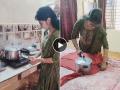 अरे देवा! लाईटबील वाचवण्यासाठी बाईनं केला कुकरचा जुगाड; व्हायरल व्हिडिओ पाहून डोक्याला हात लावाल.. - Marathi News | Viral Jugad Viral Video : Girl Irons Clothes With Pressure Cooker Video Is Going Viral | Latest sakhi News at Lokmat.com