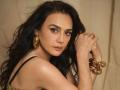Preity Zinta : 'डिंपल गर्ल' लग्नाआधीच झालीय 34 मुलांची आई; 'सत्य' समजल्यावर वाटेल अभिमान - Marathi News | preity zinta adopted 34 orphan girls before marriage | Latest filmy Photos at Lokmat.com