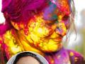 Holi 2024: रंगांमुळे त्वचा खराब होण्याची भीती वाटते? फक्त ३ गाेष्टी करा- मनसोक्त होळी खेळा - Marathi News | How to prepare your skin for holi colours, skin care tips for holi, How to take care of skin before playing holi, how to protect skin from colours | Latest sakhi News at Lokmat.com