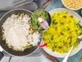 आपण खाताय ते पोही हेल्दी आहेत? वेट लॉससह इतर फायदे हवे असतील तर, पोहे 'या' तेलात करा.. - Marathi News | How to make poha for a low calorie breakfast | Latest sakhi News at Lokmat.com