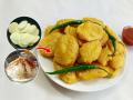 टपरीवर मिळतात तशी टम्म फुगलेली बटाट्याची भजी करायची आहेत? पिठात घाला ‘हा’ पदार्थ, खा कुरकुरीत भजी - Marathi News | Crispy Aloo Pakora/ Batata Bhajji without Soda | Latest sakhi News at Lokmat.com