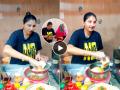 पाकिस्तानी खवय्यांना वडापावची भुरळ! कराचीमधली तरुणी विकते इंडिअन स्ट्रीट फूड, नेटकरी म्हणाले.. - Marathi News | ‘Pakistan’s Vada Pav Girl’: Karachi food stall by Hindu woman gains popularity for Indian street food | Latest sakhi News at Lokmat.com
