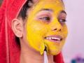 पावसाळ्यात चेहऱ्यावर दह्यात १ सोनेरी गोष्टी मिसळून जरूर लावा; मुरुमांचे डाग - टॅनिंग होईल गायब - Marathi News | Curd and Turmeric: Benefits for Skin & Its Uses | Latest sakhi News at Lokmat.com
