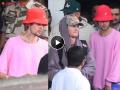 Mumbai Airport Justin Bieber : विमानतळावर दिसला जस्टिन बीबरचा स्वॅग, व्हिडिओ व्हायरल - Marathi News | Justin Bieber at Mumbai Airport video viral will perform tonight for Anant and Radhika’s sangeet ceremony | Latest filmy News at Lokmat.com