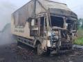 कंटेनरची उभ्या ट्रकला धडक, आगीत कंटनेर जळून राख - Marathi News | The container collided with the vertical truck, the container was burnt to ashes in the fire | Latest vardha News at Lokmat.com