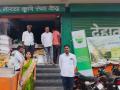सुप्यात युरियाची कृत्रीम टंचाई करणाऱ्या दुकानांवर कारवाई - Marathi News | Action taken against shops causing artificial shortage of urea in Supyat | Latest pune News at Lokmat.com