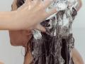 केस धुतल्यावर केस खूप गळतात, 'अशी ' घ्या काळजी, केसांच्या सौंदर्यात होईल दुपटीने वाढ... - Marathi News | Complete Guide To After Shower Hair Care 5 Post Hair Wash Tips & Tricks | Latest sakhi News at Lokmat.com