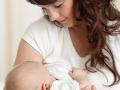 स्तनपान करताना आईने लक्षात ठेवाव्यात अशा ७ गोष्टी, तज्ज्ञ सांगतात आईचे दूध म्हणजे वरदान! - Marathi News | 7 Breastfeeding Tips Every New Parent Should Know 7 Breastfeeding Tips for New Moms | Latest sakhi News at Lokmat.com
