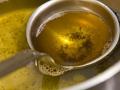 तळलेलं तेल ‘या’ पद्धतीने साफ करा, मात्र तज्ज्ञ सांगतात तळलेलं तेल पुन्हा वापरलं तर.. - Marathi News | How To Clean Oil For Reuse : Easy Way To Clean Cooking Oil For Re Use | Latest sakhi News at Lokmat.com