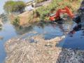 उल्हासनगरातील वालधुनी नदीची साफसफाई - Marathi News | Cleaning of the Waldhuni River in Ulhasnagar | Latest thane News at Lokmat.com