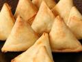 एका घासात एक समोसा खा, पावसाळी सेलिब्रेशन करा जोरात - Marathi News | Eat a samosa in one bite, celebrate the monsoon in style | Latest sakhi News at Lokmat.com