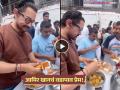दादर स्टेशनबाहेर वडा पाव बनवताना दिसला आमिर खान, व्हिडीओ व्हायरल - Marathi News | Aamir Khan Makes Vada Pav Outside Dadar Station Video Viral | Sitaare Zameen Par | Latest filmy News at Lokmat.com
