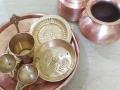 तांब्या-पितळेच्या भांड्यांवर काळाकुट्ट थर? ३ पदार्थ लावा, पूजेसाठी लखलखीत स्वच्छ भांडी तयार! - Marathi News | How To Clean Copper Utensils Easy Way To Clean Tamba Pital Utensils At Home | Latest sakhi News at Lokmat.com