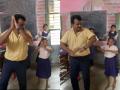 १ नंबर! विद्यार्थ्यांसोबत मास्तरांनीही धरला ठेका; धमाकेदार डान्स- पाहा व्हायरल Video - Marathi News | Teacher Energetic Dance on des rangila with students in classroom wins heart internet | Latest sakhi News at Lokmat.com