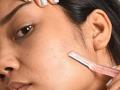 आयब्रो केल्यावर किंवा चेहऱ्यावरचे केस रेझरने काढल्यावर आग होते, पुरळ येते? ४ घरगुती उपाय-त्रास बंद - Marathi News | Does it burn or cause a rash after plucking eyebrows or removing facial hair with a razor? 4 home remedies - no more worries | Latest sakhi News at Lokmat.com