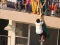 काय तरी बाई... आईनं साडीसाठी लेकराचा जीव घातला धोक्यात, साडी प्रेम म्हणायचं की पागलपण? - Marathi News | What a woman... A mother risked her child's life for a saree, was that love or madness? | Latest sakhi News at Lokmat.com